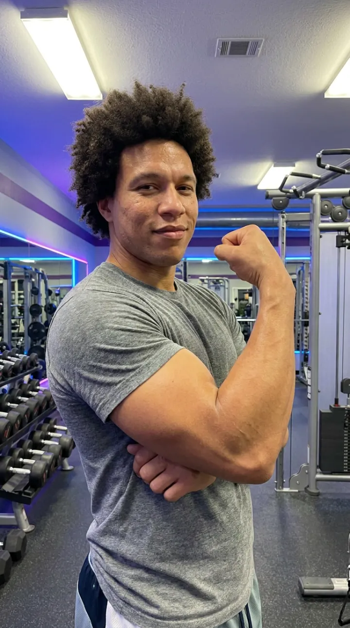 Face à la caméra, biceps contracté